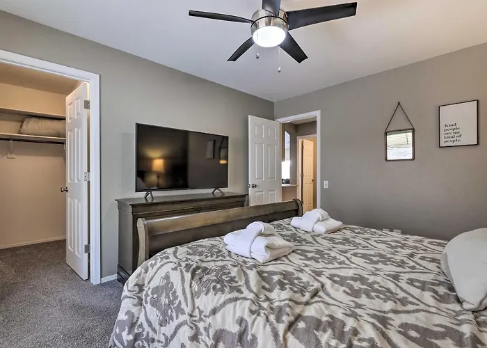Hot Tub & Fire Pit: Oasis Near Hiking! Holiday home Phoenix