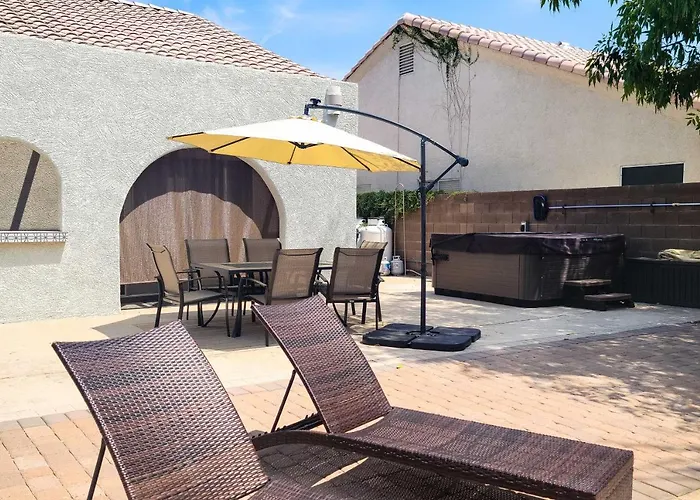 Hot Tub & Fire Pit: Oasis Near Hiking! Holiday home