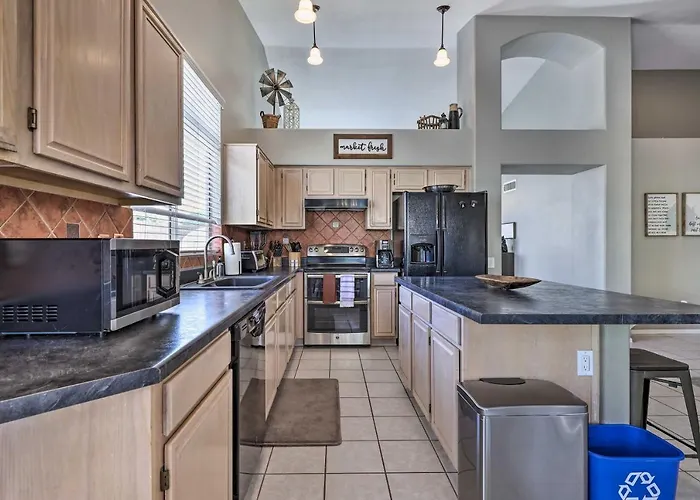 Hot Tub & Fire Pit: Oasis Near Hiking! Holiday home Phoenix